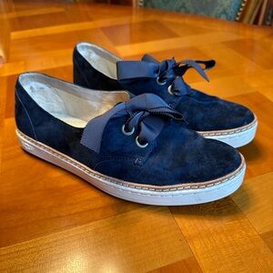 Ugg Women’s 6.5 Navy Blue Suede Sneakers Ribbon Preppy Fur Lined